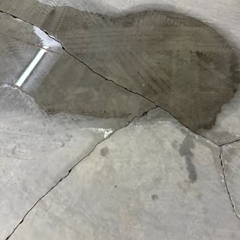 Havuz Sızıntısı Otoparkta Araç Hasarı Oluşturdu, Site Yönetimi Sorumluluğu Reddetti