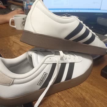 Orijinal Adidas Sneaker’da Farklı Ve Solmuş Ayakkabılar Gönderildi