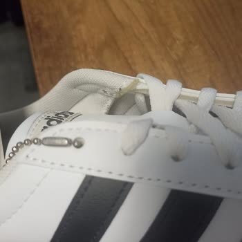 Orijinal Adidas Sneaker’da Farklı Ve Solmuş Ayakkabılar Gönderildi