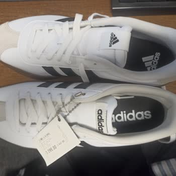 Orijinal Adidas Sneaker’da Farklı Ve Solmuş Ayakkabılar Gönderildi
