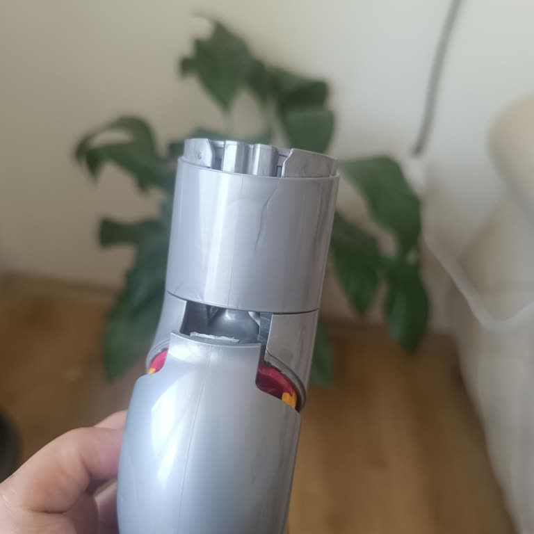 Dyson V12 Detect Slim Aparatı Kırıldı Ücretsiz Değişim Talebi