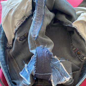 Mavi Premium Jean Pantolonunda Dayanıksız Kumaş Ve Sürekli Yırtılma