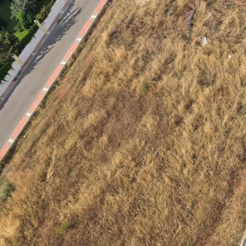 Limonluk Mahallesi'nde Belediye Arsası Kirli, Çöplerle Kaplanmış Ve Güvensiz Acilen Temizlenmeli