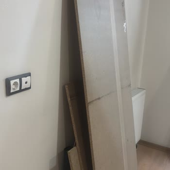 Kırık Yatak, Bozuk Sandalyeler Ve Teslimat Sorunları
