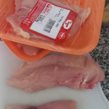 Bordo Renkli Tavuk Parçası Pakette Kamufle Ediliyor