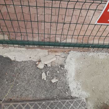 Türk Telekom'un Çalışması Sonrası Kapı Ve Mermer Hasarı, Kablo Güvensizliği Ve Temizlik İhmalı