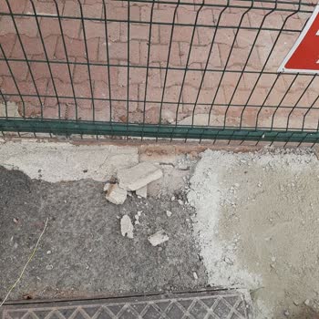Türk Telekom'un Çalışması Sonrası Kapı Ve Mermer Hasarı, Kablo Güvensizliği Ve Temizlik İhmalı