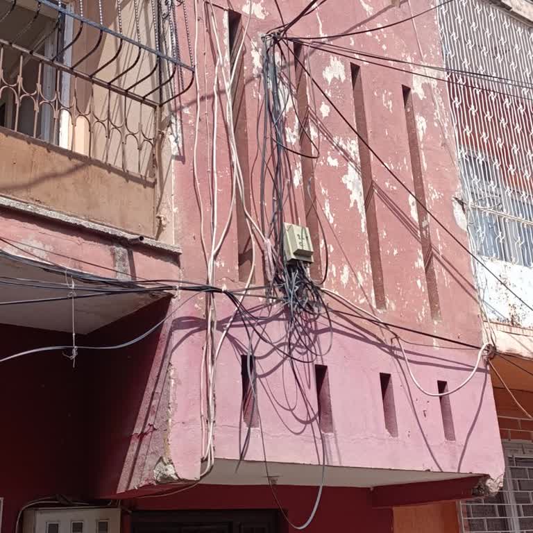 Bina Duvarındaki Telefon Kablolarının Hemen Kaldırılması Talebi