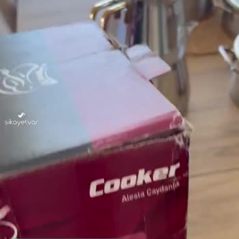 Cooker Tencere Kulpları Yıkamada Her Biri Farklı Renge Girdi