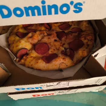 İçinden İp Çıkan Pizza Ve Yetersiz Müşteri Hizmeti