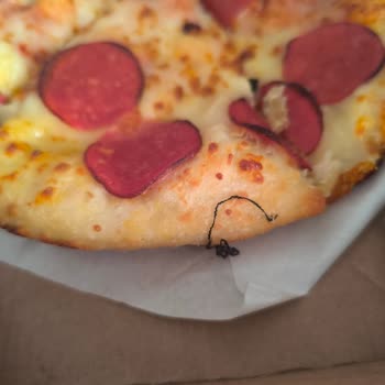 İçinden İp Çıkan Pizza Ve Yetersiz Müşteri Hizmeti