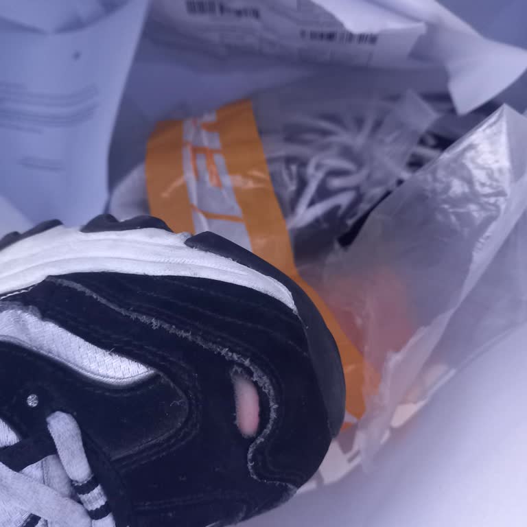 Skechers D'Lites Ayakkabısında Ön Parmak Yırtığı Ve İade Talebi