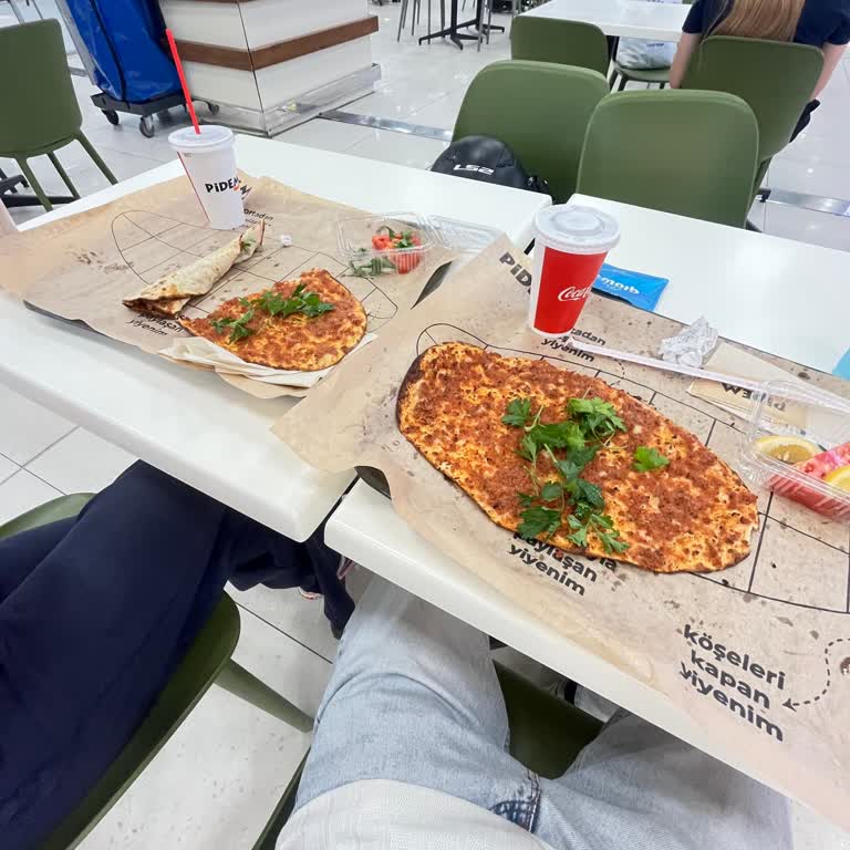 Lahmacun Aşırı Tuzlu Ve Yanmış, Kola Gazsız, Porsiyon Küçük