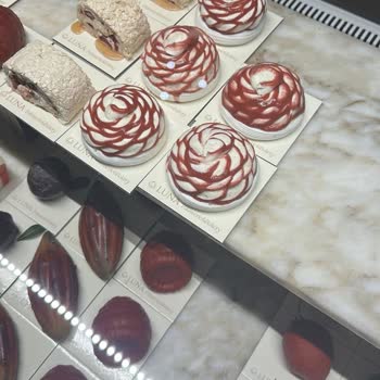 Gül Şeklinde Çilekli Pavlova Söz Verildiği Gibi Sunulmadı