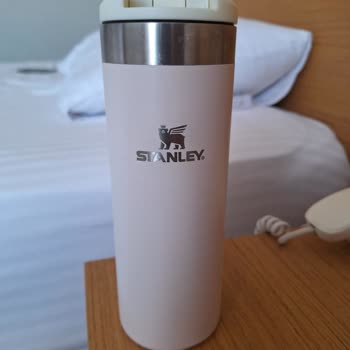 Stanley Termosu Patlaması Aracın Camını Kırdı, Kutupayısı Sorumluluktan Kaçıyor