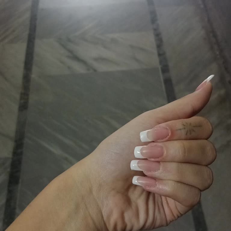 Randevu İptali Ve Uzun Bekleme Sonrası Kalitesiz Tırnak İşlemi
