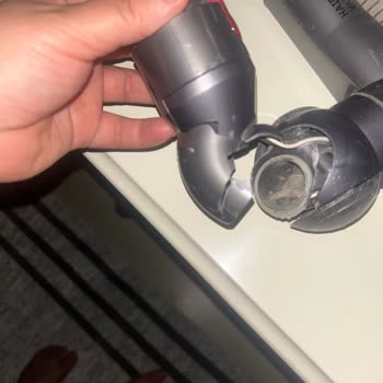 Dyson V10 Motorhead Mafsal Parçası Kısa Sürede Kırıldı, Garanti Reddi
