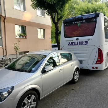 Sitemizin Önünde Otobüs Parkı Ve Şoförün Saygısız Tutumu