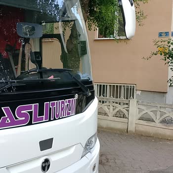 Sitemizin Önünde Otobüs Parkı Ve Şoförün Saygısız Tutumu