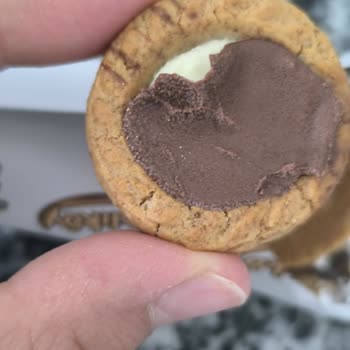 Aksaray BİM'den Aldığım McVitie's Bisküvinin Çikolatasında Küf Belirtisi