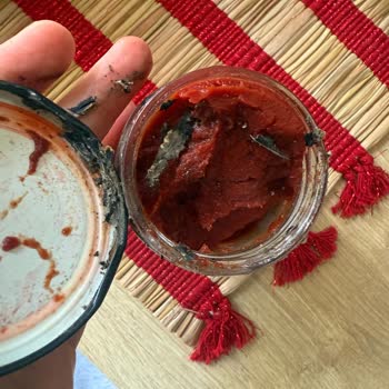 Domates Salçasında Siyah Kalıntılar Ve Satıcıdan Cevap Yok