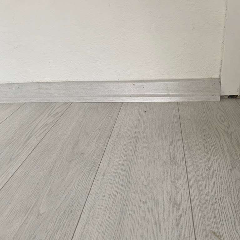 Beyaz Süpürgelik İstediğimde Parke Renkli Ürün Teslim Edildi