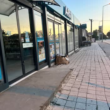 Kartepe Ormanya Park A101 Şubesinde Çöp Dağılımı Ve Temizlik Eksikliği