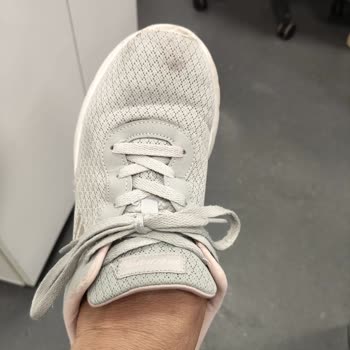 Skechers Ayakkabısının Kaygan Tabanı Nedeniyle Düşme Ve Diz Yaralanması