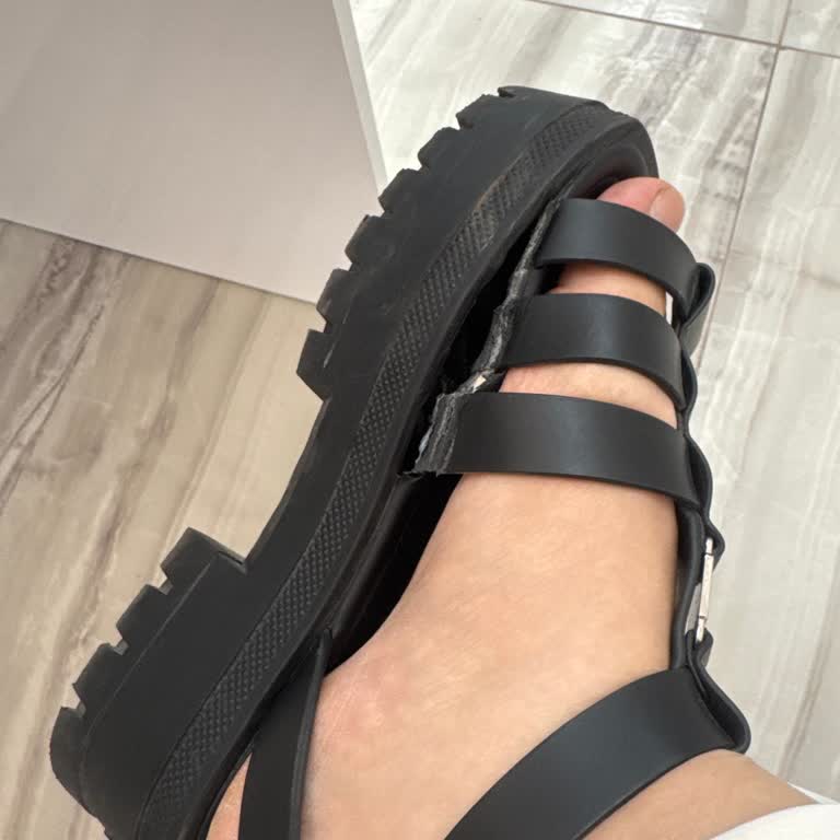 Tommy Hilfiger Kadın Deri Sandaleti Kısa Sürede Yırtıldı, 5.000 TL Ücretine Karşı Kalitesiz