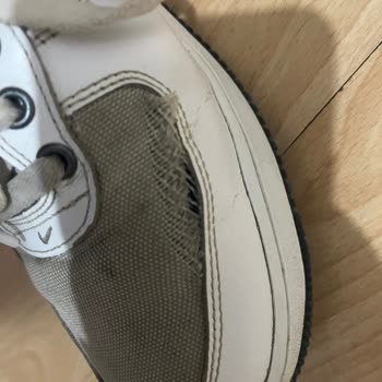 Barçın'da Defolu Nike Air Force 1 İçin Ücretsiz Değişim Talebi