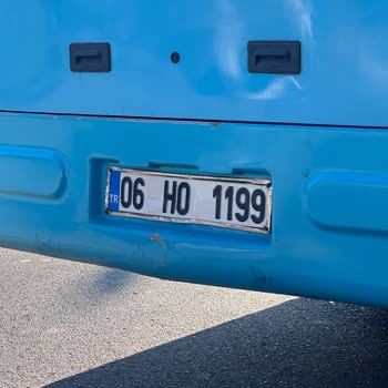 Otobüs Sürücüsü Güvensiz Yaklaşımıyla Aracımı Sıkıştırdı