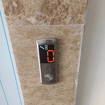 Yeni Teslim Edilen TOKİ Konutunda Asansör Çalışmıyor, Yaşlılar Mağdur