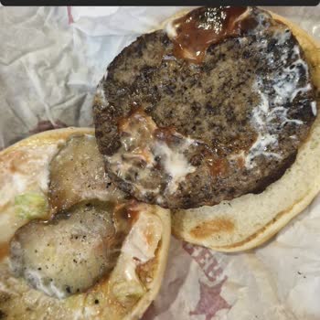 Yanmış Burgerler İçin Tekrarlanan Değişim İsteği Ve Ucuz Ürünle Geçiştirilme