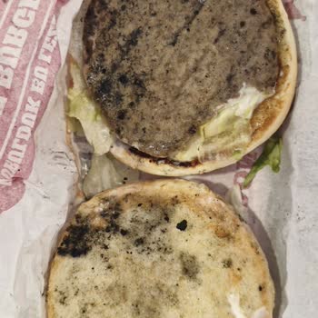 Yanmış Burgerler İçin Tekrarlanan Değişim İsteği Ve Ucuz Ürünle Geçiştirilme