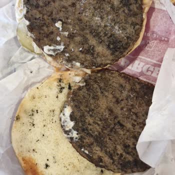 Yanmış Burgerler İçin Tekrarlanan Değişim İsteği Ve Ucuz Ürünle Geçiştirilme