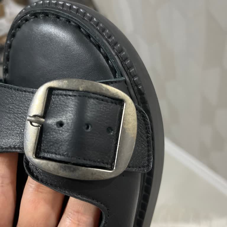 Az Kullanılmış Sandalette Renk Değişimi Ve Değişim İsteği