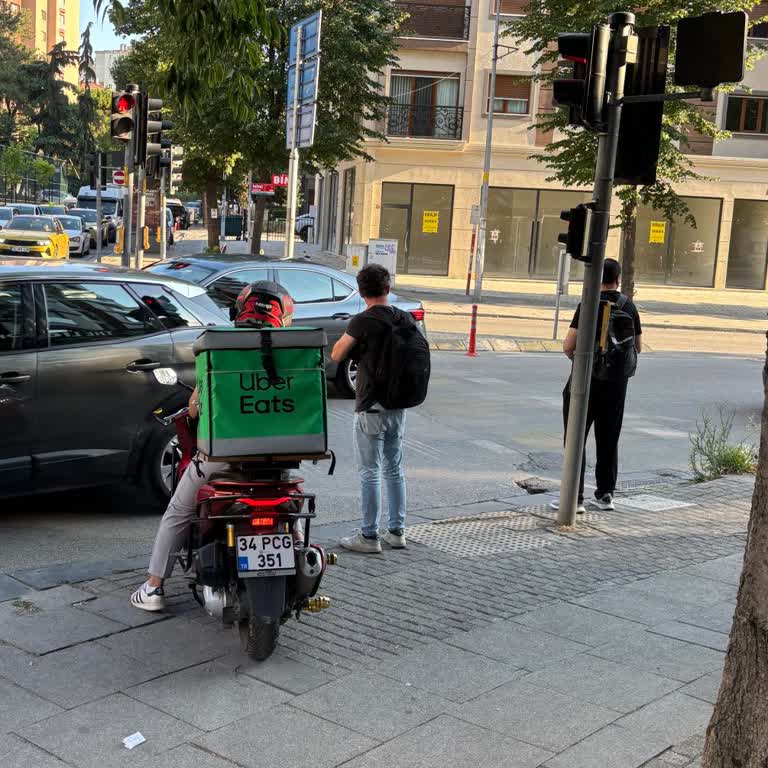 Trendyol GO Kuryelerinin Kaldırımlarda Motosiklet Kullanması Yaya Güvenliğini Tehlikeye Atıyor