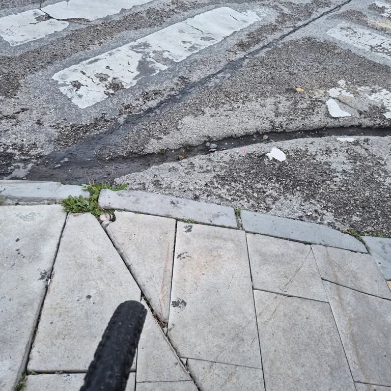 Ak Meydan Girişindeki Yarıktan Bisiklet Tekeri Patladı Hızlı Onarım İstiyorum