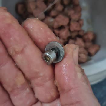 Furpa Marketler Satılan Kedi Mamasında Metal Parçalar Bulundu