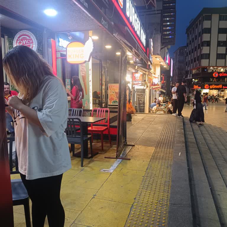 Burger King Şirinevler'de Sigara Alanında Masa Eksikliği
