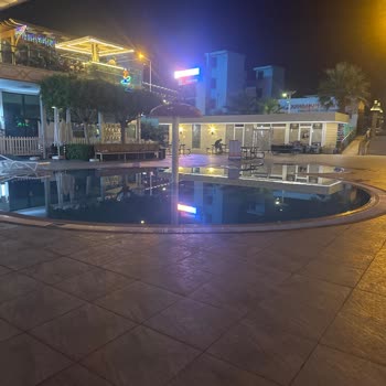 Kirli Çocuk Havuzu Ve Düşük Yemek Kalitesi