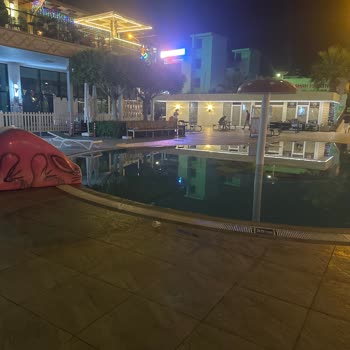 Kirli Çocuk Havuzu Ve Düşük Yemek Kalitesi