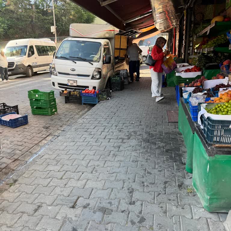 Kader Market Önündeki Kaldırım İşgali Yaya Güvenliğini Tehlikeye Atıyor
