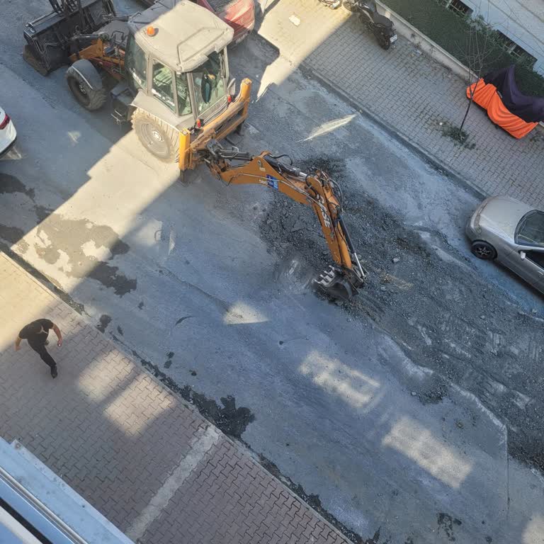 Esenyurt 2013 Sokakta Sürekli Kazı, Toz Ve Bilgilendirme Eksikliği