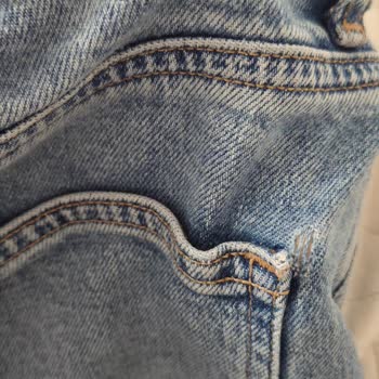 Kısa Sürede Yırtılan Ve Küçülen Mavi Kot Pantolon İçin Ürün Değişimi Talebi