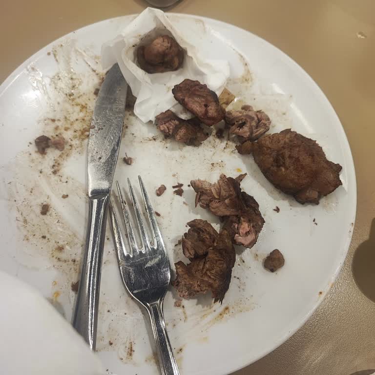 Sert Et Ve Çözüm Sunmayan Müdür: Ücretli Yemeksiz Aç Kalan Aile