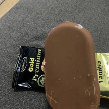 Baniddo Dondurmanın İçinde Sadece Ufacık Bir Tane Badem Parçası Vardı