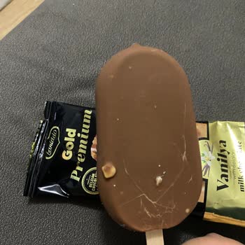 Baniddo Dondurmanın İçinde Sadece Ufacık Bir Tane Badem Parçası Vardı