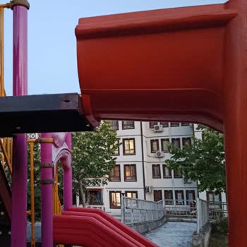 Şirinevler TOKİ Sitesindeki Kırık Salıncaklar Ve Korumasız Kaydırak Çocuklarımızı Tehlikeye Atıyor