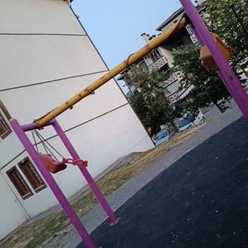 Şirinevler TOKİ Sitesindeki Kırık Salıncaklar Ve Korumasız Kaydırak Çocuklarımızı Tehlikeye Atıyor